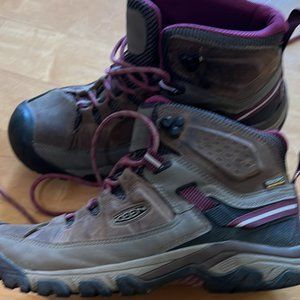 KEEN TARGHEE III WOMEN'S HIKING BOOT SZ 11 EUC (INSOLES BRAND NEW)
